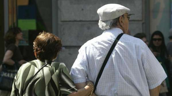 Ancianos paseando Ancianos paseando