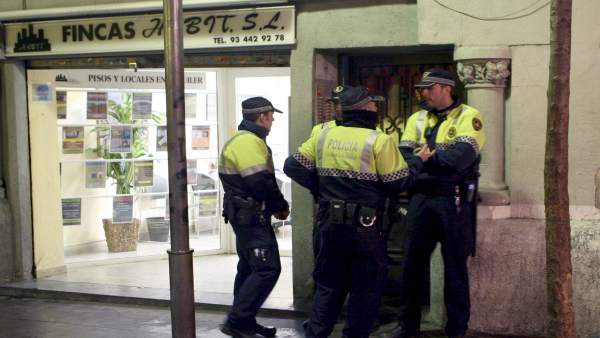 Agentes de la Guardia Urbana en la calle de la Cera de Barcelona. Agentes de la Guardia Urbana en la calle de la Cera de Barcelona.