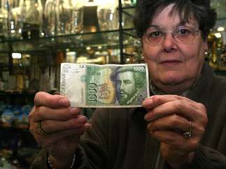 Mujer sosteniendo un billete de 1.000 pesetas