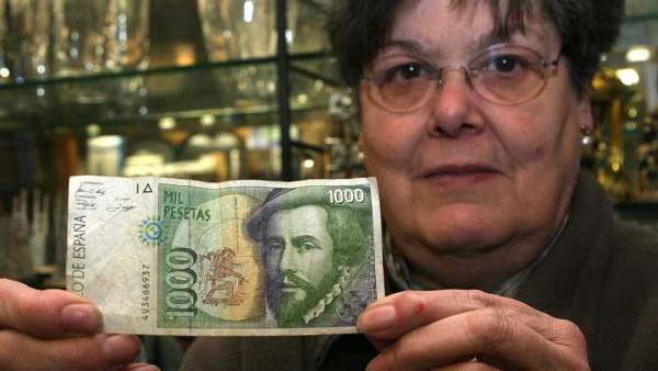 Mujer sosteniendo un billete de 1.000 pesetas Mujer sosteniendo un billete de 1.000 pesetas