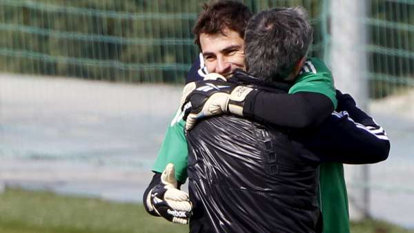 Abrazo entre Casillas y Mourinho Abrazo entre Casillas y Mourinho