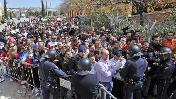 Colas para sacar entradas en Granada Colas para sacar entradas en Granada