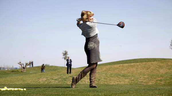 Aguirre jugando al golf Aguirre jugando al golf