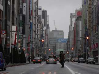 Un hombre en Ginza, el barrio comercial de Tokio