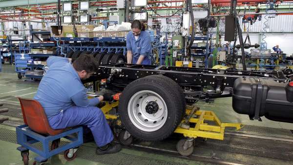 Trabajadores en una fábrica Trabajadores en una fábrica