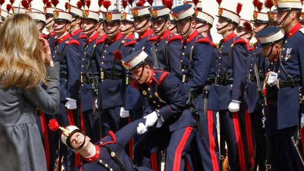 Cuanto Gana Un Guardia Real En España