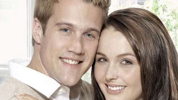 Camilla Luddington y Nico Evers-Swindell Camilla Luddington y Nico Evers-Swindell