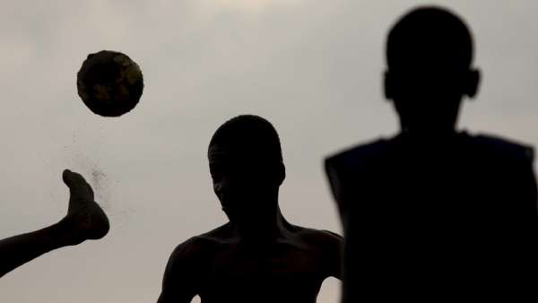 Niños haitianos jugando al fútbol Niños haitianos jugando al fútbol