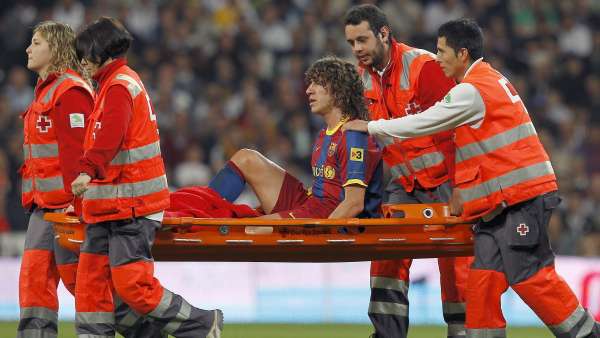 Carles Puyol en camilla Carles Puyol en camilla