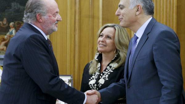 El rey Juan Carlos saluda al ministro de Economía marroquí El rey Juan Carlos saluda al ministro de Economía marroquí