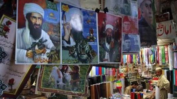 Carteles de Bin Laden, a la venta en un mercado de Quetta (Pakistán) Carteles de Bin Laden, a la venta en un mercado de Quetta (Pakistán)