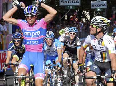 Petacchi y Cavendish en un esprint en el Giro