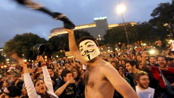 Cacerolada de 'indignados' en la plaza Catalunya. Cacerolada de 'indignados' en la plaza Catalunya.
