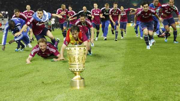 El Schalke de Raúl con la Copa de Alemania El Schalke de Raúl con la Copa de Alemania