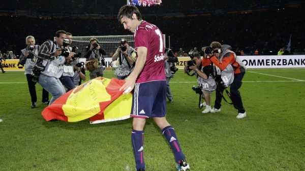 Raúl González toreando con una bandera de España Raúl González toreando con una bandera de España