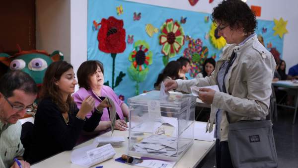 Votantes en Les Corts. Votantes en Les Corts.