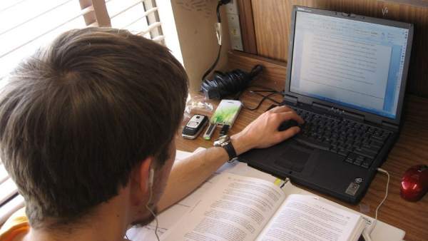 Escribiendo en el portátil Escribiendo en el portátil