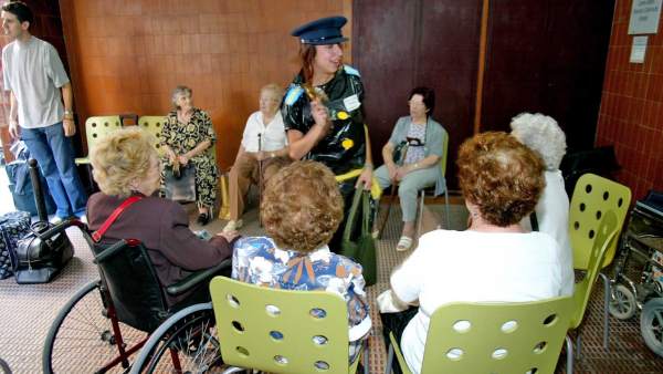 Ancianos en una residencia Ancianos en una residencia