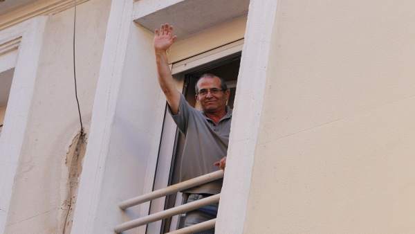 Anwar saluda desde su balcón Anwar saluda desde su balcón