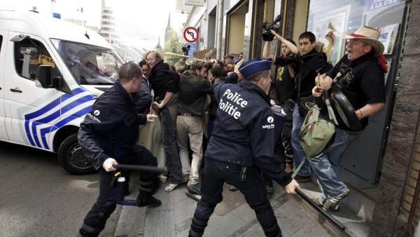 Cargas contra los 'indignados' de Bruselas Cargas contra los 'indignados' de Bruselas