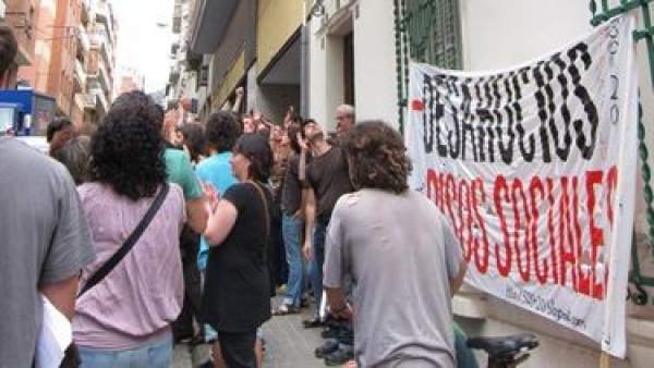 Unas 70 personas impiden un desahucio en Barcelona. Unas 70 personas impiden un desahucio en Barcelona.