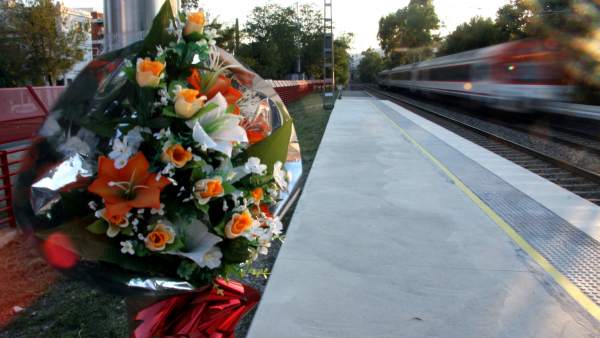 Flors en homenatge als morts a Castelldefels. Flors en homenatge als morts a Castelldefels.