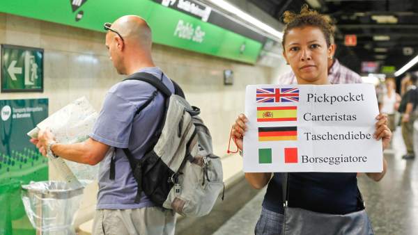 Eliana, mostrando el cartel de alerta. Eliana, mostrando el cartel de alerta.