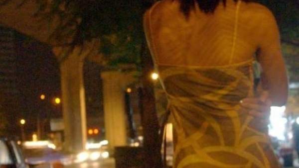 Una mujer ejerciendo la prostitución Una mujer ejerciendo la prostitución