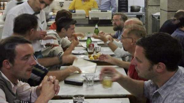 Comiendo en un restaurante. Comiendo en un restaurante.