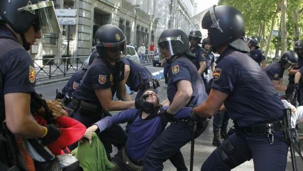 Desalojo policial de 'indignados' Desalojo policial de 'indignados'