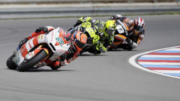 Márquez, persiguiendo a Iannone y Bradl. Márquez, persiguiendo a Iannone y Bradl.