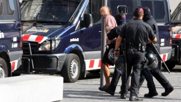 Los Mossos antidisturbios detienen a un joven imputado. Los Mossos antidisturbios detienen a un joven imputado.