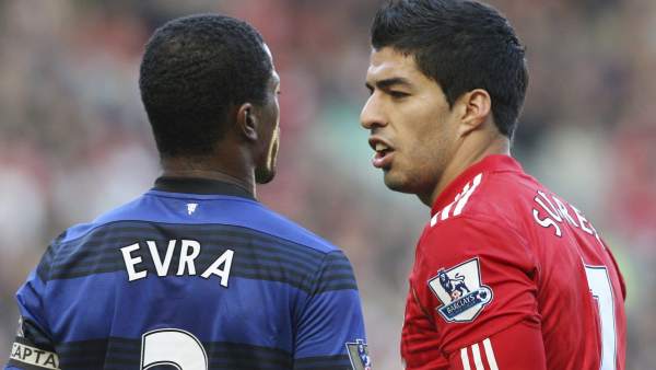 Luis Suárez y Evra en un Liverpool - United Luis Suárez y Evra en un Liverpool - United