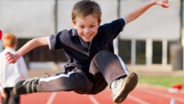 Niño haciendo deporte Niño haciendo deporte