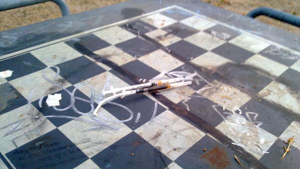 Droga en el parque de Congosto Droga en el parque de Congosto
