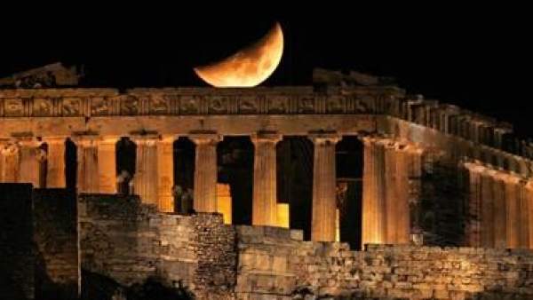 La luna sobre el Partenon, en Atenas La luna sobre el Partenon, en Atenas