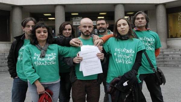 Un grupo de profesores a las puertas de los juzgados de Plaza de Castilla Un grupo de profesores a las puertas de los juzgados de Plaza de Castilla