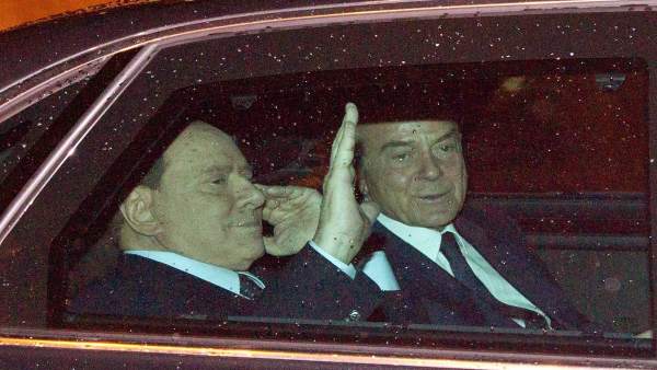 Berlusconi promete dimitir Berlusconi promete dimitir