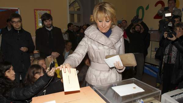 Aguirre deposita su voto Aguirre deposita su voto