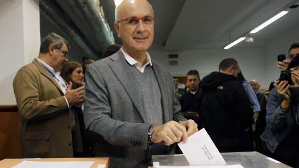 Josep Duran i Lleida, votando Josep Duran i Lleida, votando
