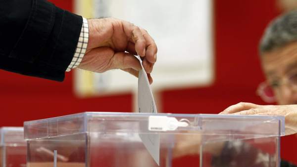 Un ciudadano deposita su voto en una urna Un ciudadano deposita su voto en una urna