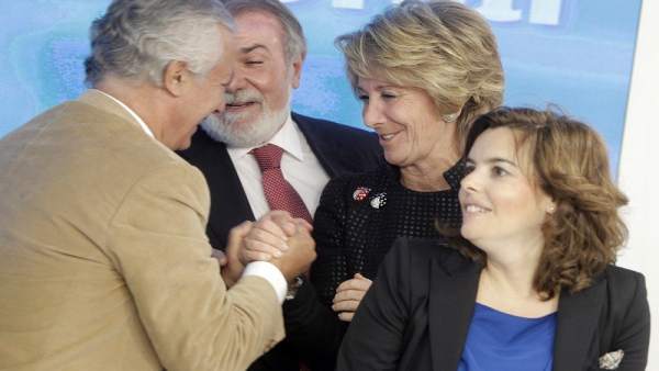 Esperanza Aguirre junto a varios compañeros del PP. Esperanza Aguirre junto a varios compañeros del PP.