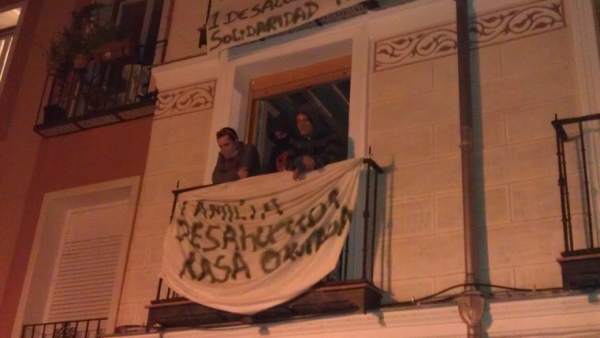 Edificio 'okupado' en la calle Tres Peces de Madrid Edificio 'okupado' en la calle Tres Peces de Madrid