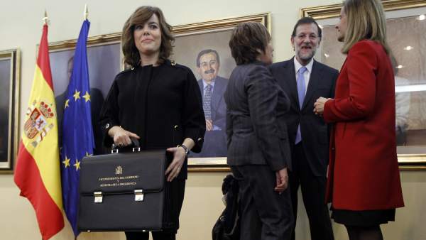 Soraya Sáenz de Santamaría, con su cartera de ministra Soraya Sáenz de Santamaría, con su cartera de ministra