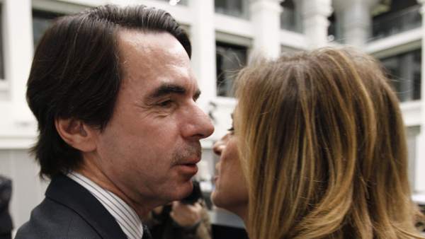 José María Aznar felicita a su mujer, Ana Botella, alcaldesa de Madrid José María Aznar felicita a su mujer, Ana Botella, alcaldesa de Madrid