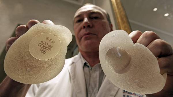 Un cirujano posa con las protesis PIP Un cirujano posa con las protesis PIP