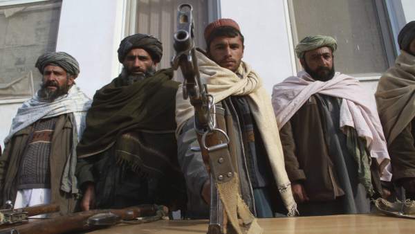 Ex talibanes asisten a un acto de entrega de armas. Ex talibanes asisten a un acto de entrega de armas.