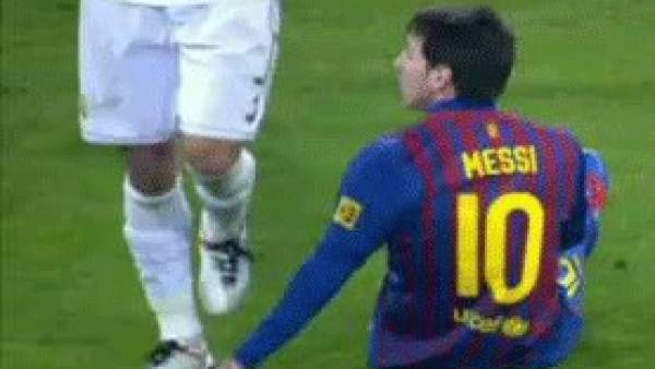 Pepe pisa a Messi Pepe pisa a Messi