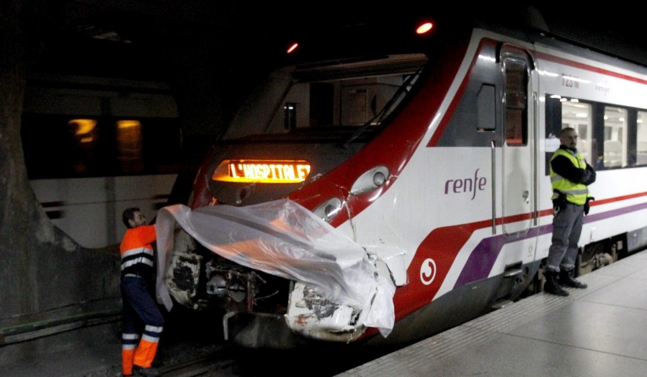 Un Choque De Dos Trenes En Barcelona Deja 25 Heridos Leves Por Contusiones