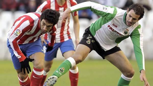 Stuani y Arda Turan en el Racing - Atlético Stuani y Arda Turan en el Racing - Atlético